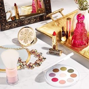 Avon products and items 💝💌🛍🎁